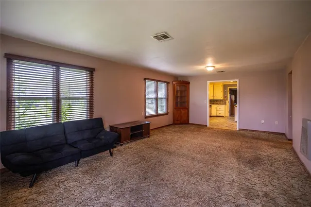 Photo 5 — 423 N Missouri Street, Thomas, OK 73669