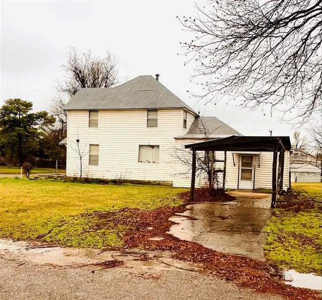 Photo 2 — 319 N Wikoff Avenue, Watonga, OK 73772