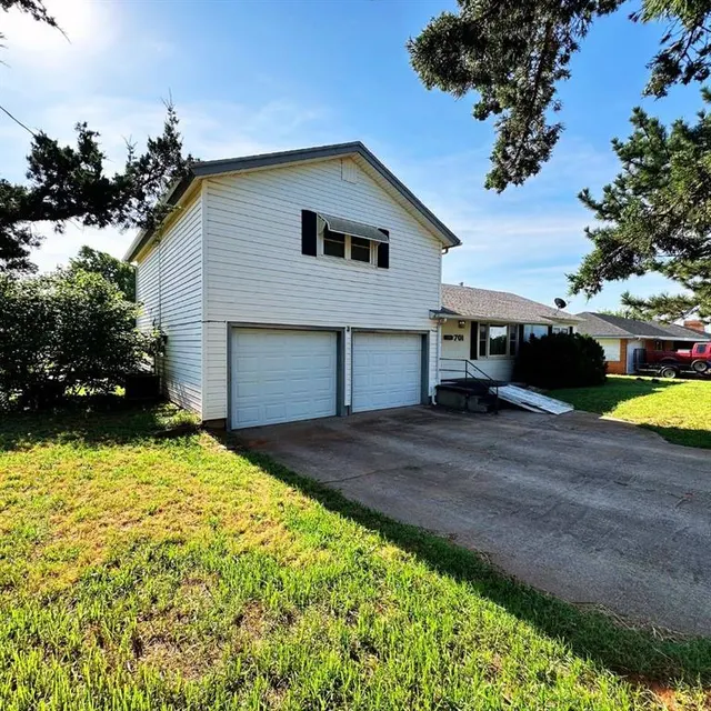 Front exterior — 701 S 18th Street, Clinton, OK 73601