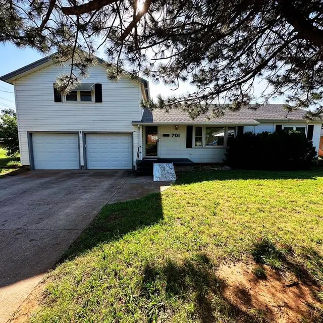 Photo 2 — 701 S 18th Street, Clinton, OK 73601