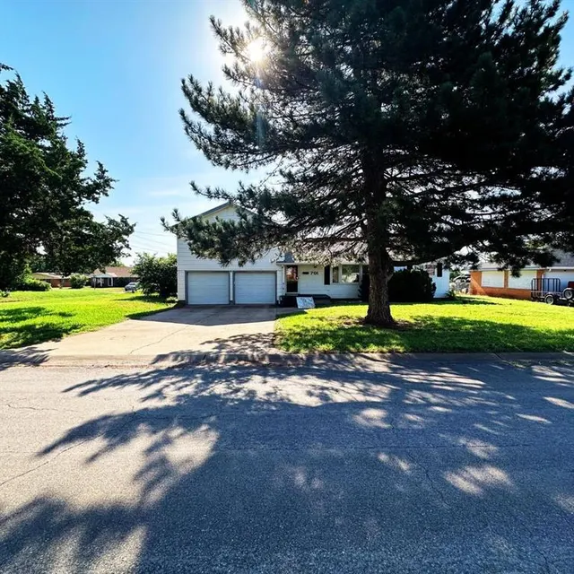 Photo 3 — 701 S 18th Street, Clinton, OK 73601