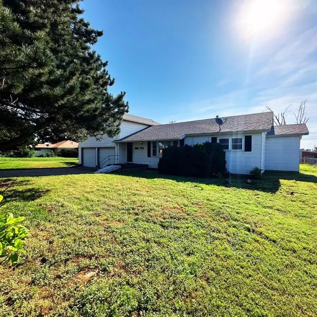 Photo 4 — 701 S 18th Street, Clinton, OK 73601