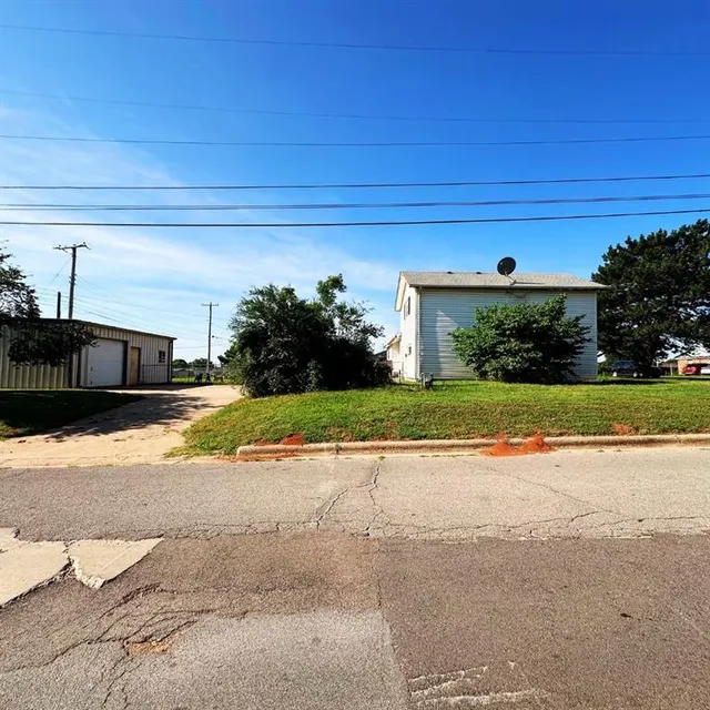 Photo 5 — 701 S 18th Street, Clinton, OK 73601