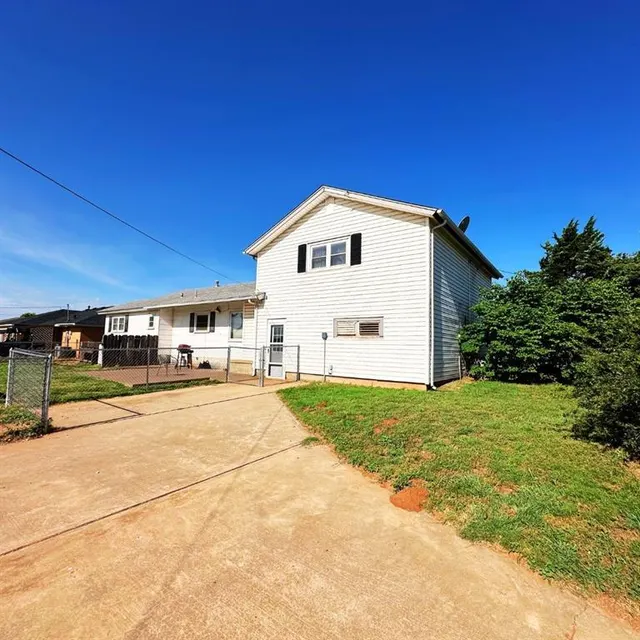 Photo 6 — 701 S 18th Street, Clinton, OK 73601