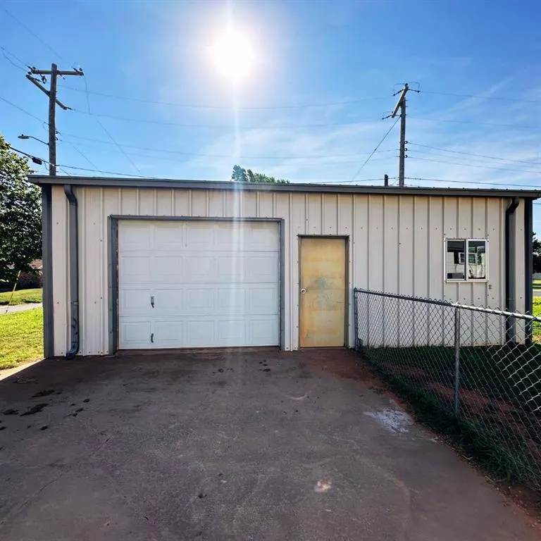 Photo 7 — 701 S 18th Street, Clinton, OK 73601