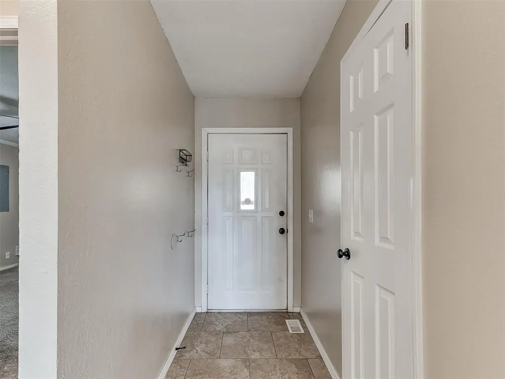 Photo 2 — 725 Lapwing Road, Edmond, OK 73003