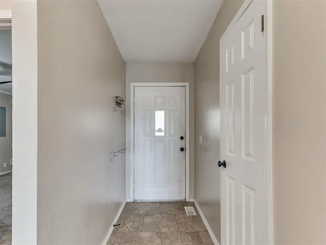 Photo 2 — 725 Lapwing Road, Edmond, OK 73003