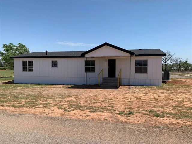 Front exterior — 10830 N 2248, Clinton, OK 73601