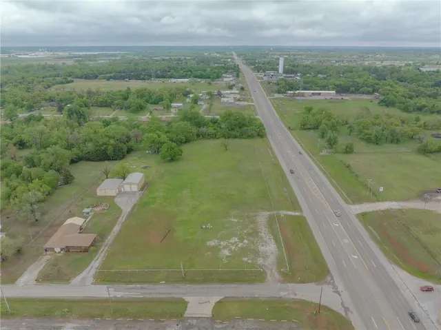 Photo 3 — 18001 NE 23rd Street, Harrah, OK 73045
