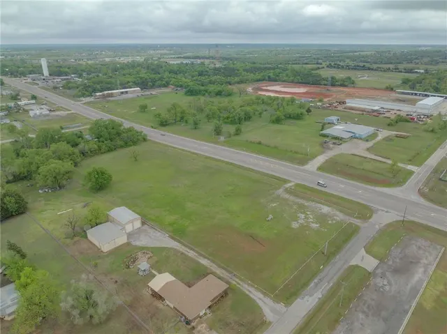 Photo 2 — 18001 NE 23rd Street, Harrah, OK 73045