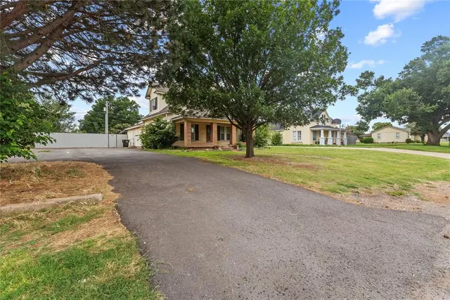 Photo 3 — 625 N Broadway Street, Hydro, OK 73048