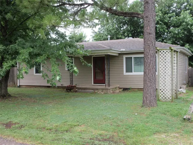 Photo 2 — 404 S 6th Street, Tecumseh, OK 74873