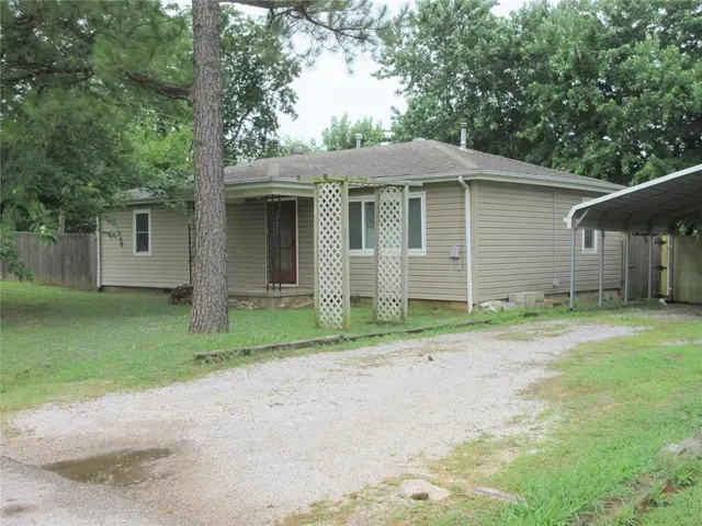 Front exterior — 404 S 6th Street, Tecumseh, OK 74873