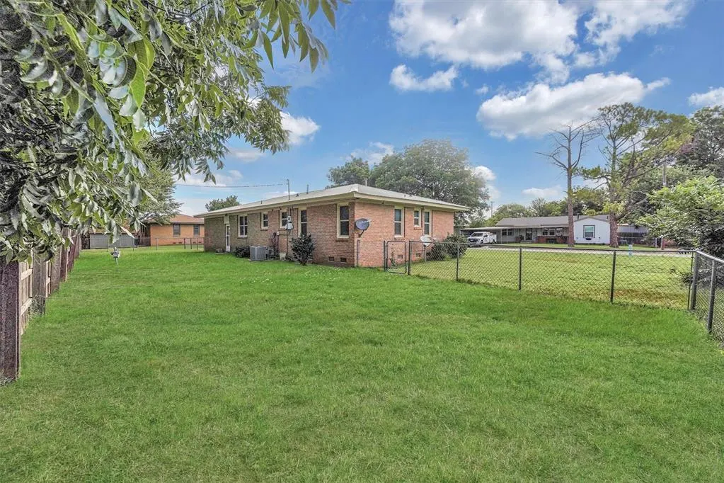 Photo 29 — 1905 N Oregon Avenue, Mangum, OK 73554