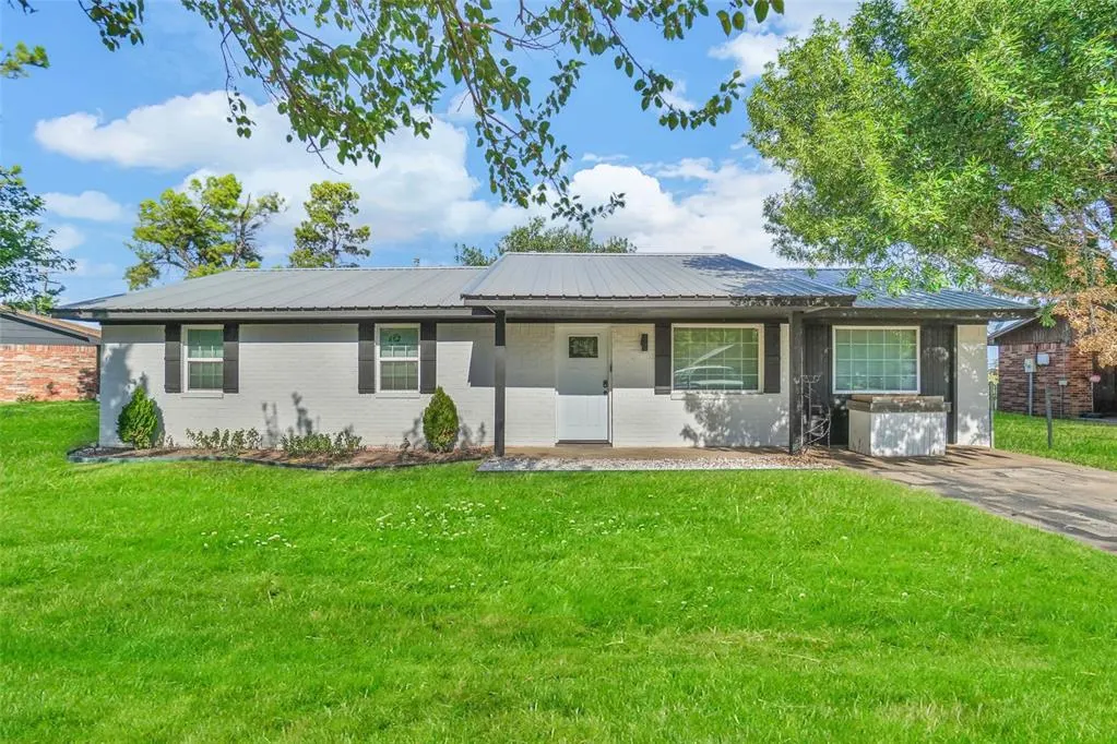 Front exterior — 103 Western Sunset Trail, Snyder, OK 73566