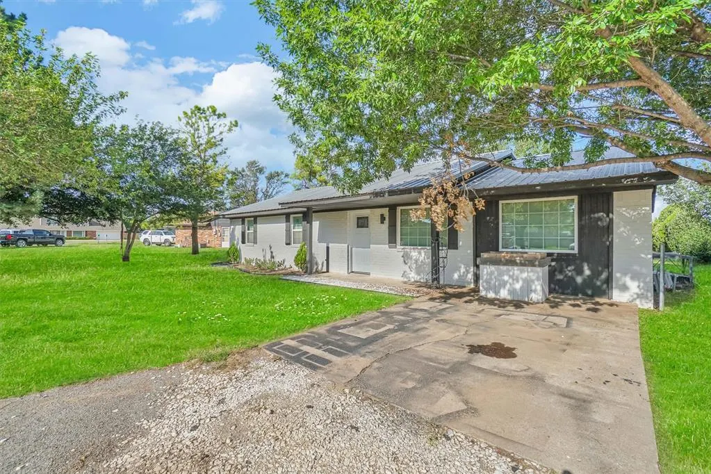 Photo 2 — 103 Western Sunset Trail, Snyder, OK 73566