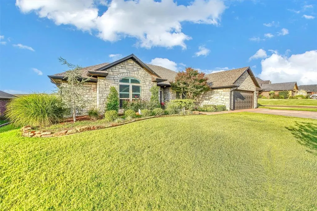 Front exterior — 132 Eagle Circle, Elk City, OK 73644