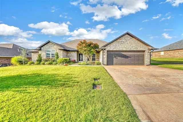 Photo 2 — 132 Eagle Circle, Elk City, OK 73644