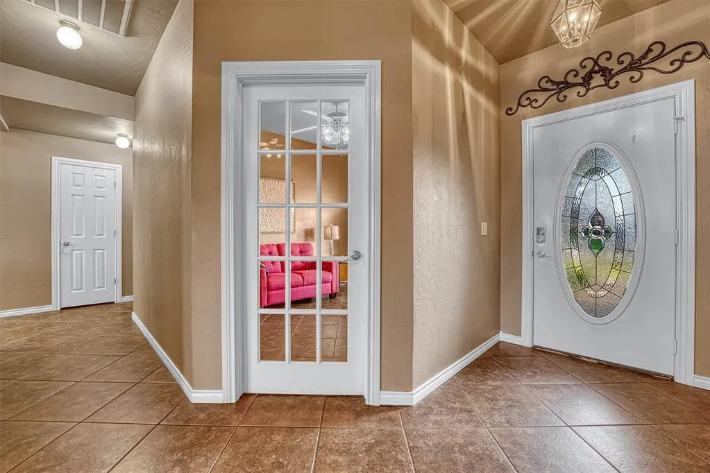 Photo 3 — 132 Eagle Circle, Elk City, OK 73644