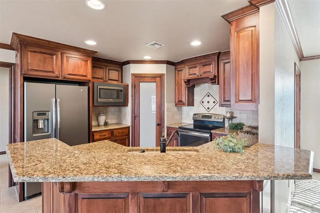 Photo 9 — 38604 Collina Drive, Shawnee, OK 74804