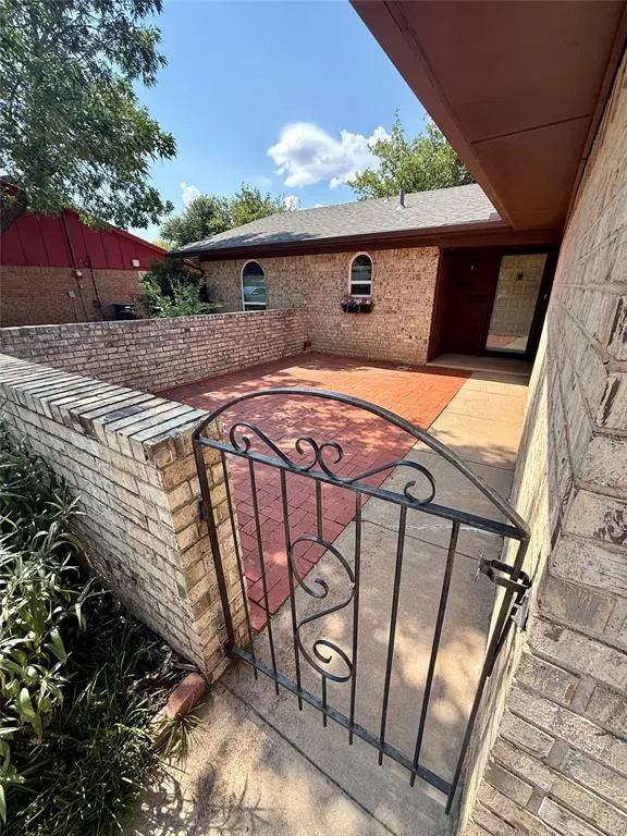 Photo 2 — 2421 Cherokee Strip, Altus, OK 73521
