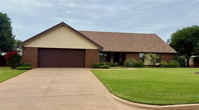 Front exterior — 2608 Sunset Drive, Clinton, OK 73601