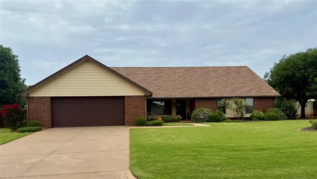 Photo 2 — 2608 Sunset Drive, Clinton, OK 73601