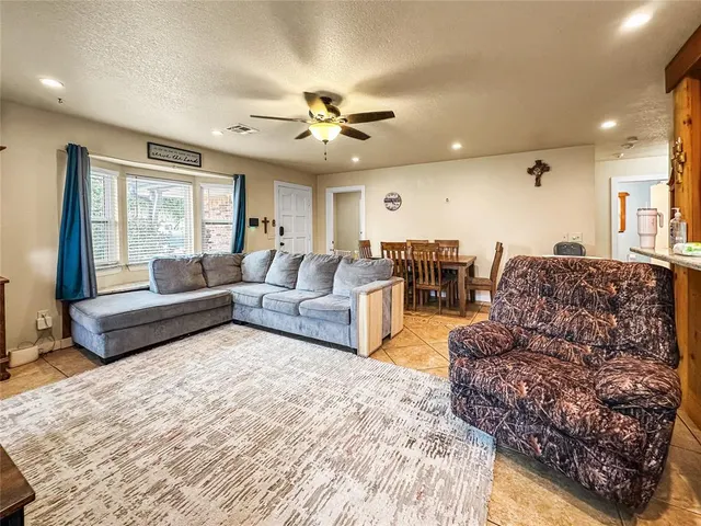 Photo 4 — 202 N Plum Avenue, Union City, OK 73090