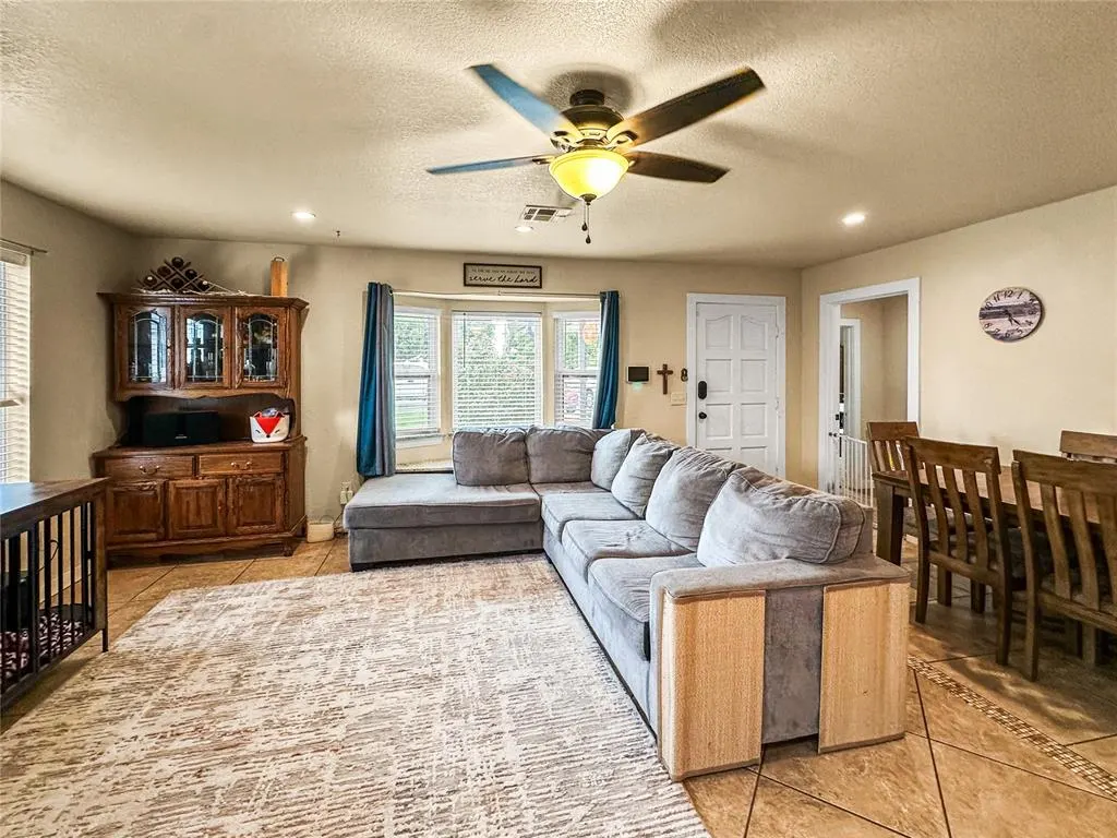 Photo 5 — 202 N Plum Avenue, Union City, OK 73090