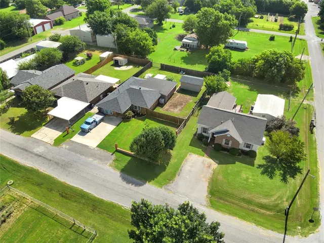 Photo 2 — 202 N Plum Avenue, Union City, OK 73090