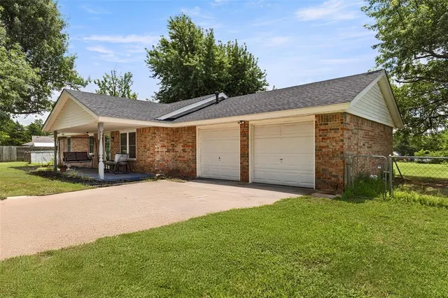 Photo 2 — 1908 Hillcrest Circle, Newcastle, OK 73065