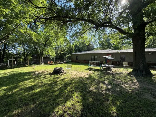 Photo 2 — 301 Lakeview Drive, Holdenville, OK 74848