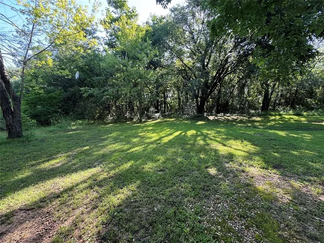 Photo 8 — 301 Lakeview Drive, Holdenville, OK 74848