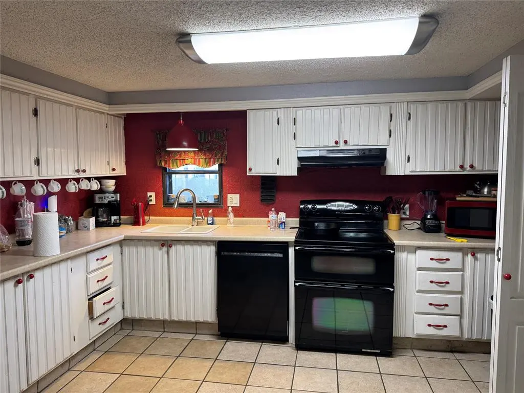 Photo 10 — 301 Lakeview Drive, Holdenville, OK 74848