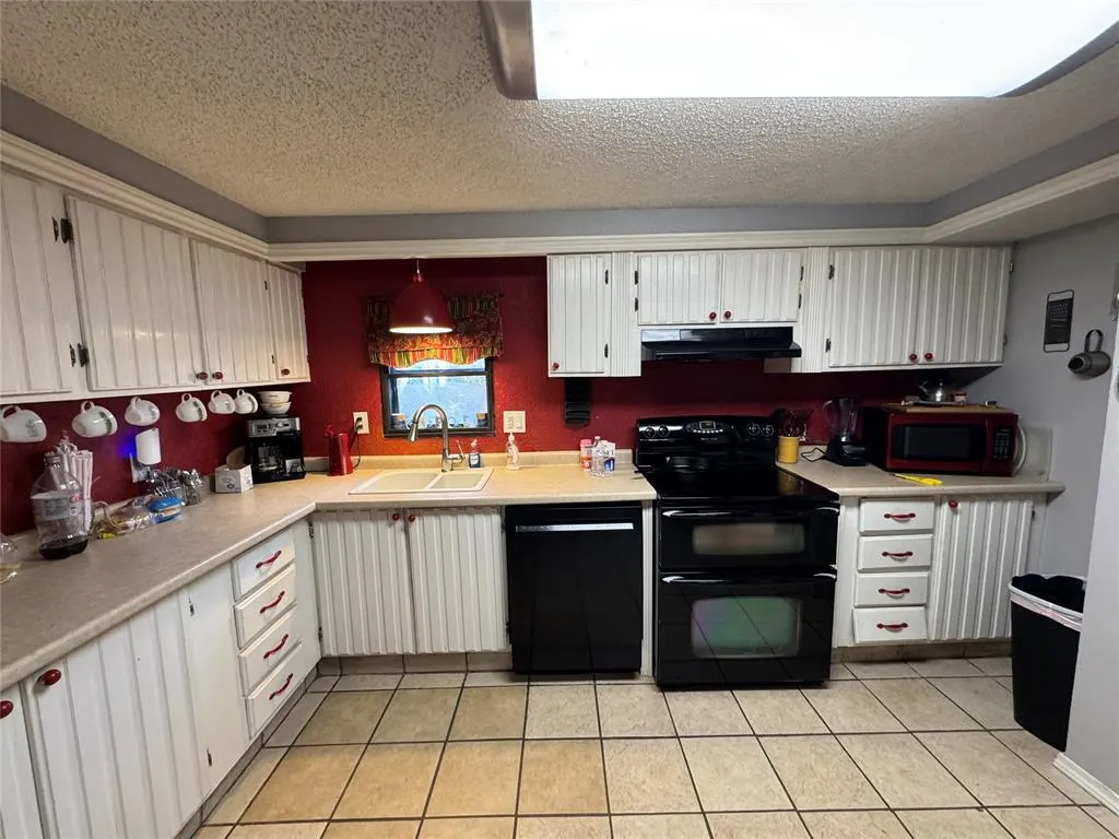 Photo 11 — 301 Lakeview Drive, Holdenville, OK 74848