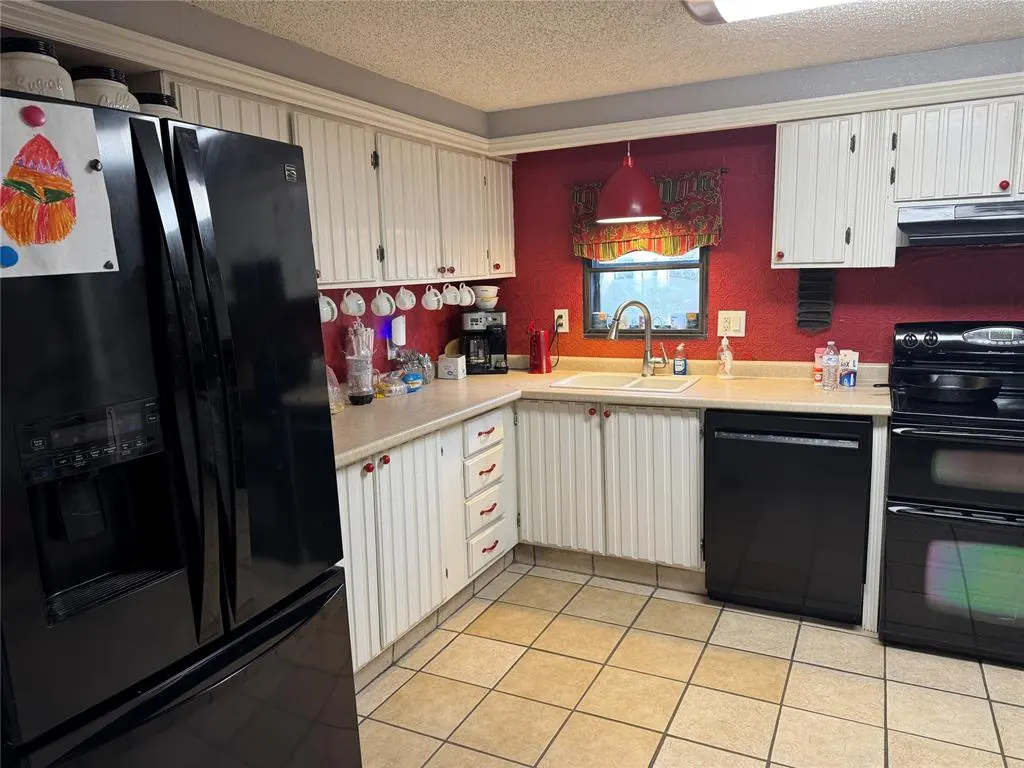 Photo 12 — 301 Lakeview Drive, Holdenville, OK 74848