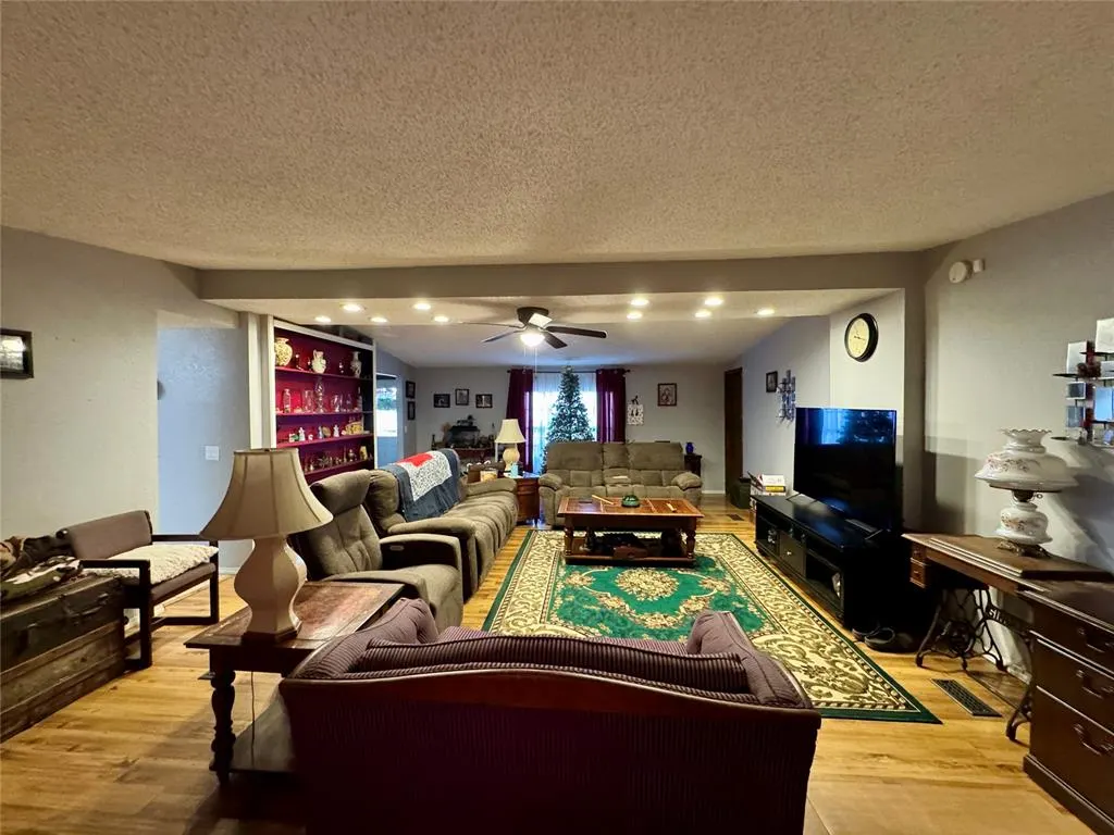 Photo 15 — 301 Lakeview Drive, Holdenville, OK 74848