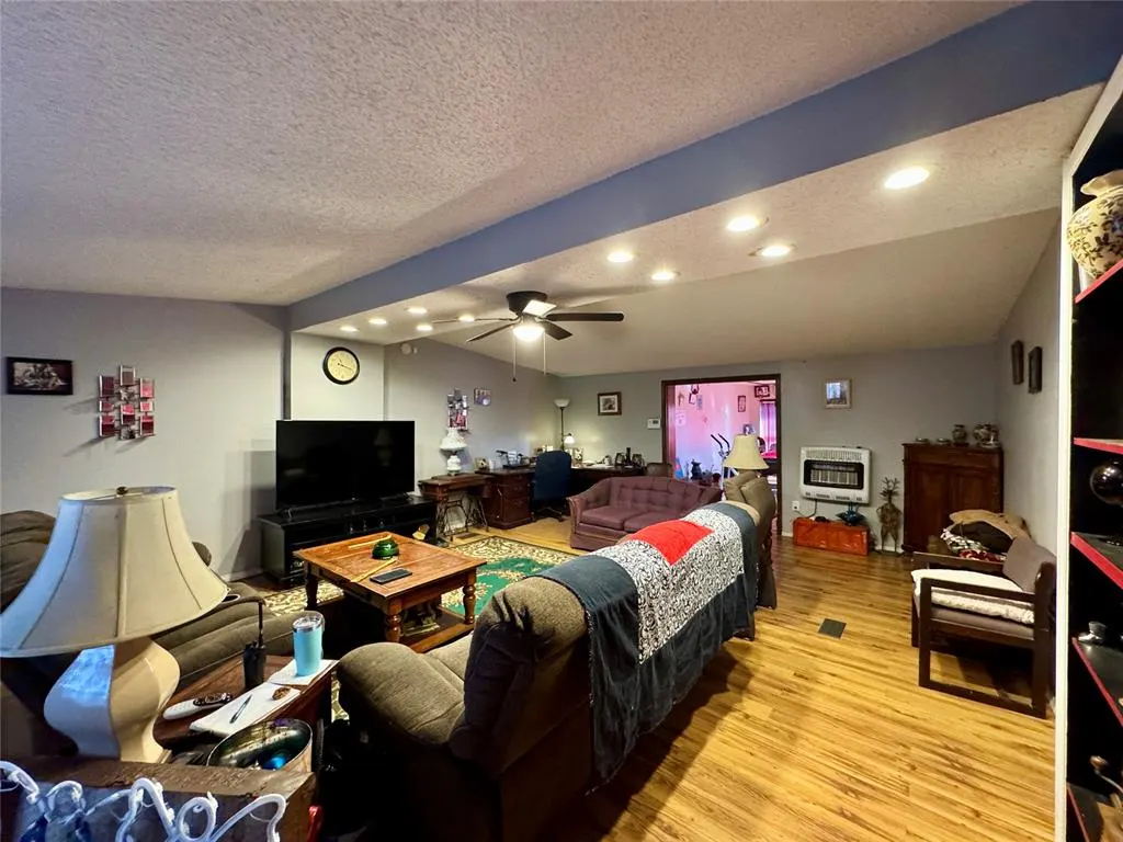 Photo 17 — 301 Lakeview Drive, Holdenville, OK 74848