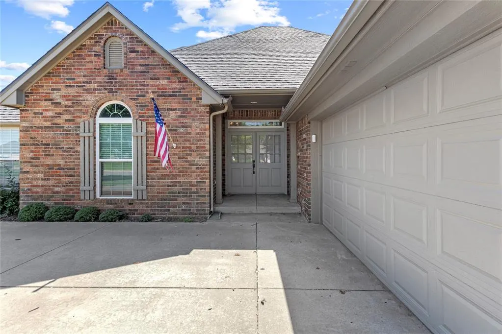 Photo 2 — 704 Highland Drive, Weatherford, OK 73096