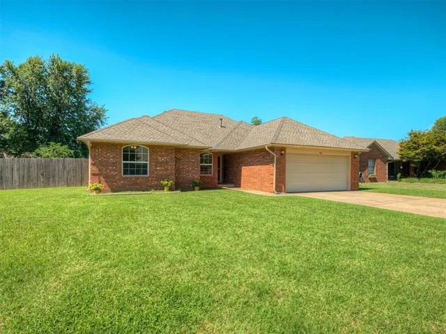 Photo 2 — 400 Ryan Way, Edmond, OK 73003
