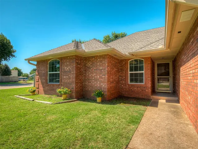 Photo 3 — 400 Ryan Way, Edmond, OK 73003