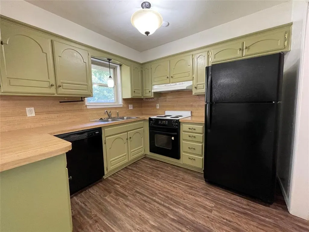 Photo 5 — 705 Holly Hill Road, Edmond, OK 73003