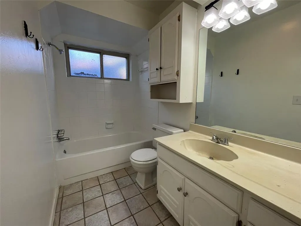 Photo 8 — 705 Holly Hill Road, Edmond, OK 73003