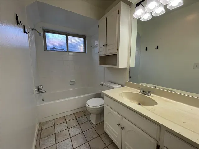 Photo 8 — 705 Holly Hill Road, Edmond, OK 73003