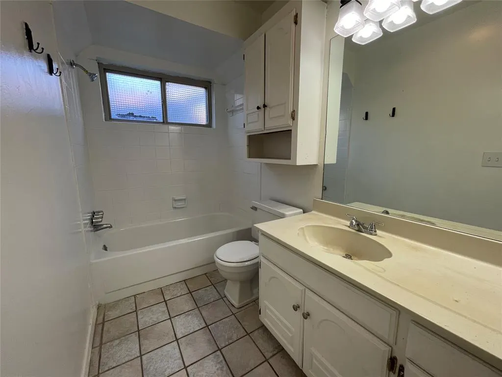 Photo 12 — 705 Holly Hill Road, Edmond, OK 73003
