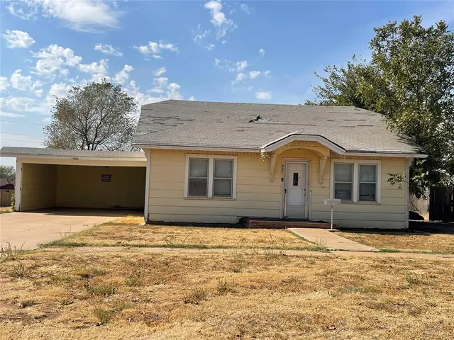Front exterior — 901 N Lee Street, Altus, OK 73521