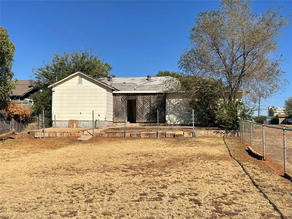 Photo 3 — 901 N Lee Street, Altus, OK 73521