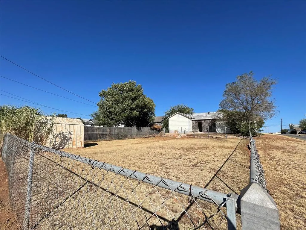 Photo 4 — 901 N Lee Street, Altus, OK 73521