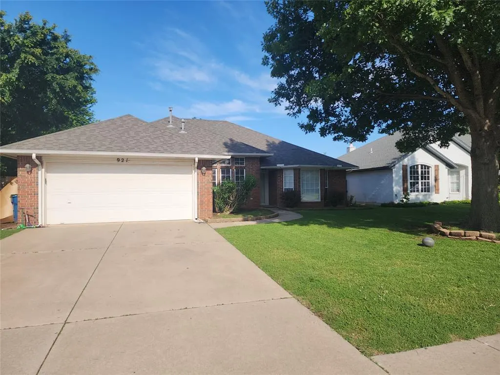 Photo 2 — 921 Blue Ridge Drive, Edmond, OK 73003