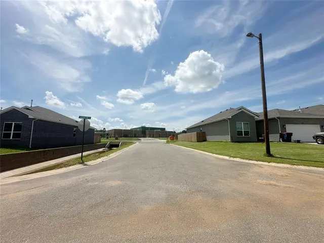Photo 3 — 812 Winchester Circle, Jones, OK 73049